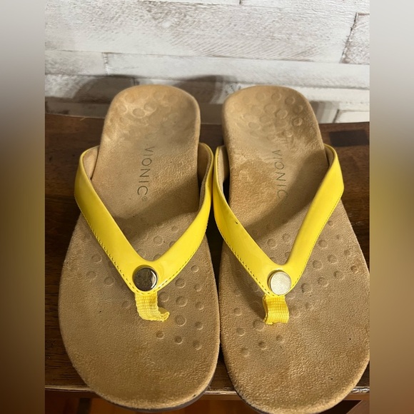 Vionic Yellow Mona W/ Button Thong Toe Post Casual Sandals.  Size 8 - Picture 1 of 7